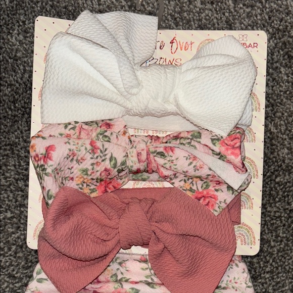 Pink and White Floral bow and Bib Set - Picture 4 of 9